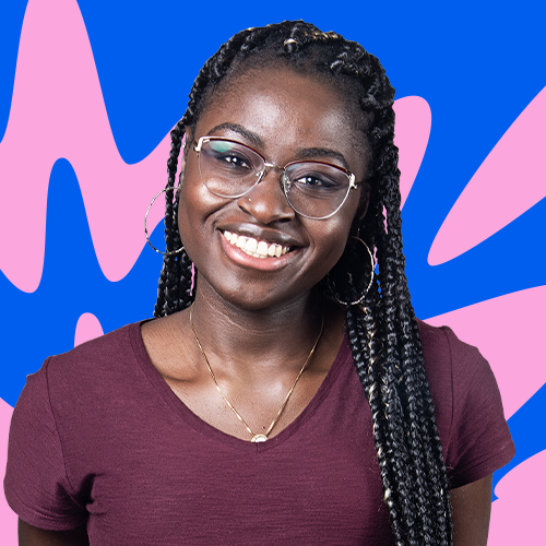 Um quadro dividido em quatro partes. Na primeira parte está uma mulher negra retinta de óculos, brinco e cabelo longo trançado. Ela usa uma blusa vinho. Atrás está um fundo azul com grafismo rosa claro. Ao lado direito está uma mulher parda, com cabelos escuros cacheados, usando uma blusa azul. Ela está num fundo rosa com grafismo verde. Abaixo está um fundo azul com a hashtag #ChegaJunto. Ao lado esquerdo para fechar o quadro está um homem pardo com cabelo castanho curto, com uma camisa azul jeans, usando um óculos de proteção e segura uma prancheta.