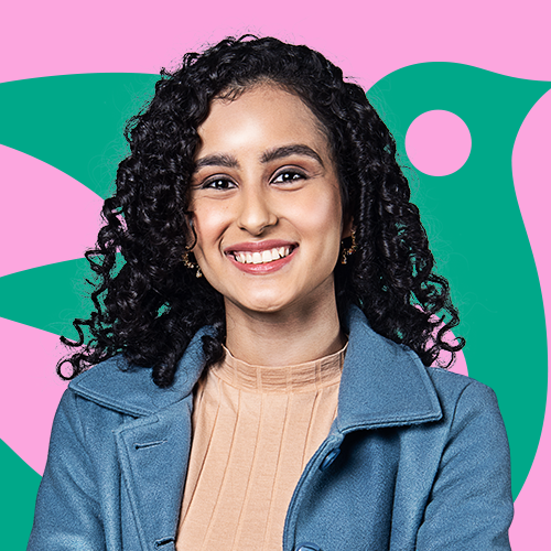 Um quadro dividido em quatro partes. Na primeira parte está uma mulher negra retinta de óculos, brinco e cabelo longo trançado. Ela usa uma blusa vinho. Atrás está um fundo azul com grafismo rosa claro. Ao lado direito está uma mulher parda, com cabelos escuros cacheados, usando uma blusa azul. Ela está num fundo rosa com grafismo verde. Abaixo está um fundo azul com a hashtag #ChegaJunto. Ao lado esquerdo para fechar o quadro está um homem pardo com cabelo castanho curto, com uma camisa azul jeans, usando um óculos de proteção e segura uma prancheta.