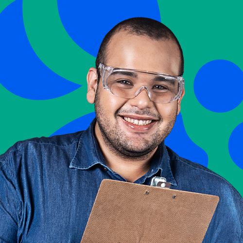 Um quadro dividido em quatro partes. Na primeira parte está uma mulher negra retinta de óculos, brinco e cabelo longo trançado. Ela usa uma blusa vinho. Atrás está um fundo azul com grafismo rosa claro. Ao lado direito está uma mulher parda, com cabelos escuros cacheados, usando uma blusa azul. Ela está num fundo rosa com grafismo verde. Abaixo está um fundo azul com a hashtag #ChegaJunto. Ao lado esquerdo para fechar o quadro está um homem pardo com cabelo castanho curto, com uma camisa azul jeans, usando um óculos de proteção e segura uma prancheta.