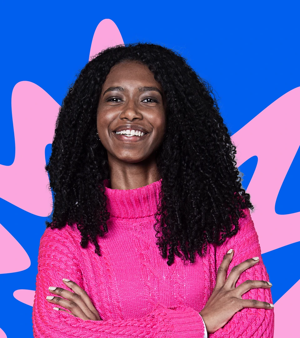 Mulher negra, com blusa rosa, fundo azul com elemento rosa.